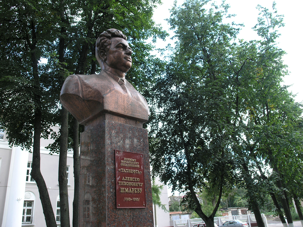 Памятник  1 генеральному директору Татнефть